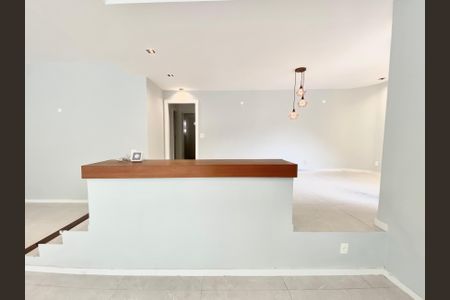 Casa à venda com 430m², 5 quartos e 2 vagas Casa à venda com 430m², 5 quartos e 2 vagasSala