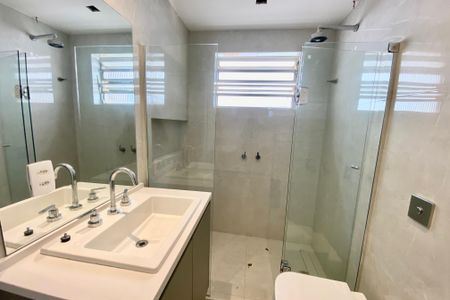 Casa à venda com 430m², 5 quartos e 2 vagas Casa à venda com 430m², 5 quartos e 2 vagasBanheiro da Suíte 1