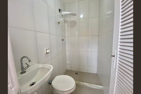 Casa à venda com 430m², 5 quartos e 2 vagas Casa à venda com 430m², 5 quartos e 2 vagasBanheiro de Serviço