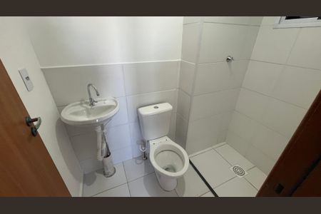Casa para alugar com 48m², 2 quartos e 1 vaga Casa para alugar com 48m², 2 quartos e 1 vagaBanheiro Social