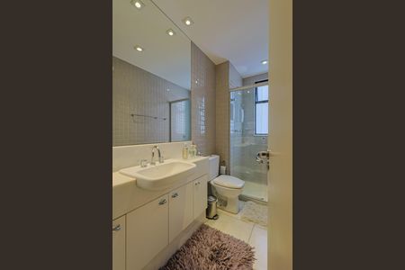 Apartamento à venda com 147m², 4 quartos e 3 vagas Apartamento à venda com 147m², 4 quartos e 3 vagasBanheiro Social