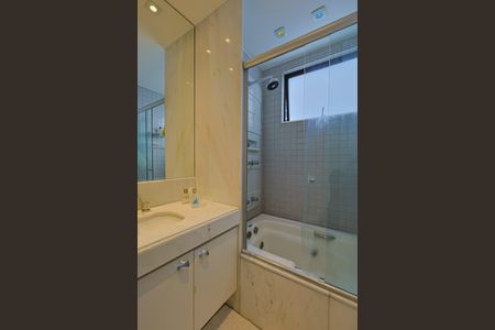 Apartamento à venda com 147m², 4 quartos e 3 vagas Apartamento à venda com 147m², 4 quartos e 3 vagasBanheiro da Suíte 2