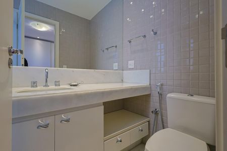 Apartamento à venda com 147m², 4 quartos e 3 vagas Apartamento à venda com 147m², 4 quartos e 3 vagasBanheiro da Suíte 1