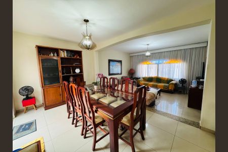 Casa à venda com 152m², 3 quartos e 4 vagas