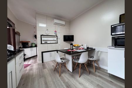 Casa à venda com 147m², 2 quartos e 2 vagas Casa à venda com 147m², 2 quartos e 2 vagasCozinha