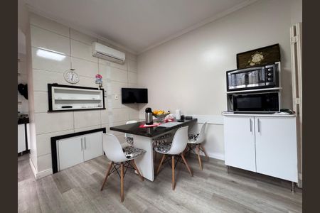 Casa à venda com 147m², 2 quartos e 2 vagas Casa à venda com 147m², 2 quartos e 2 vagasCozinha