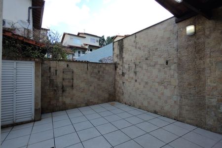 Casa de condomínio à venda com 103m², 3 quartos e 3 vagasQuintal