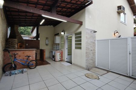 Casa de condomínio à venda com 103m², 3 quartos e 3 vagasQuintal