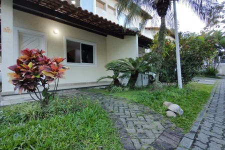 Casa de condomínio à venda com 103m², 3 quartos e 3 vagasFachada