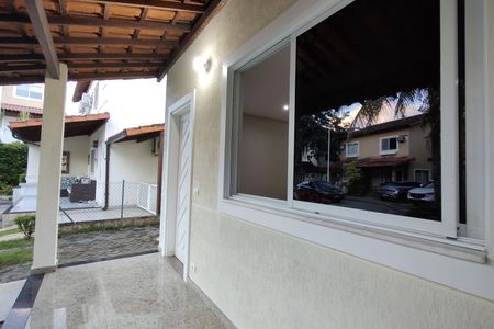 Casa de condomínio à venda com 103m², 3 quartos e 3 vagasVaranda