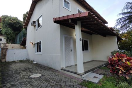 Casa de condomínio à venda com 103m², 3 quartos e 3 vagasFachada