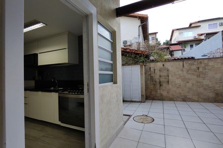 Casa de condomínio à venda com 103m², 3 quartos e 3 vagasQuintal
