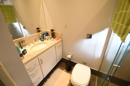 Casa de condomínio à venda com 192m², 3 quartos e 4 vagasBanheiro do Quarto 2