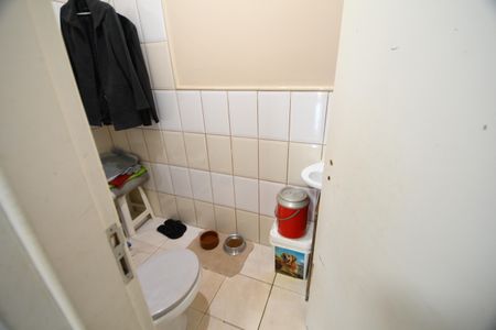 Casa de condomínio à venda com 192m², 3 quartos e 4 vagasBanheiro de serviço