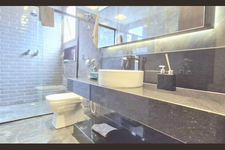 Casa de condomínio à venda com 363m², 5 quartos e 5 vagas Casa de condomínio à venda com 363m², 5 quartos e 5 vagasBanheiro da Suíte 3