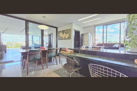 Casa de condomínio à venda com 363m², 5 quartos e 5 vagas Casa de condomínio à venda com 363m², 5 quartos e 5 vagasCopa e cozinha