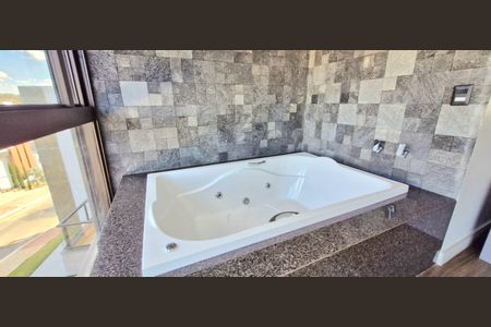 Casa de condomínio à venda com 363m², 5 quartos e 5 vagas Casa de condomínio à venda com 363m², 5 quartos e 5 vagasBanheira suíte 3