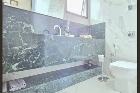 Casa de condomínio à venda com 363m², 5 quartos e 5 vagas Casa de condomínio à venda com 363m², 5 quartos e 5 vagasBanheiro social