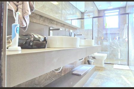 Casa de condomínio à venda com 363m², 5 quartos e 5 vagas Casa de condomínio à venda com 363m², 5 quartos e 5 vagasBanheiro da Suíte 2