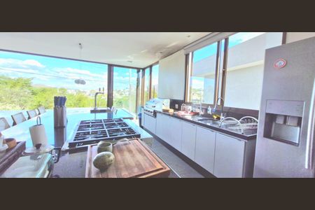 Casa de condomínio à venda com 363m², 5 quartos e 5 vagas Casa de condomínio à venda com 363m², 5 quartos e 5 vagasÁrea comum - Churrasqueira