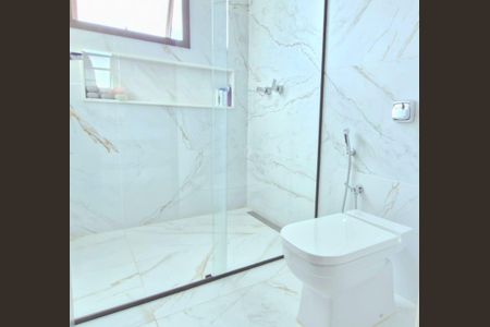 Casa de condomínio à venda com 363m², 5 quartos e 5 vagas Casa de condomínio à venda com 363m², 5 quartos e 5 vagasBanheiro do Quarto 5