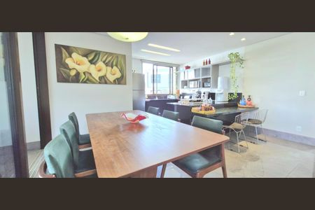 Casa de condomínio à venda com 363m², 5 quartos e 5 vagas Casa de condomínio à venda com 363m², 5 quartos e 5 vagasCopa e cozinha