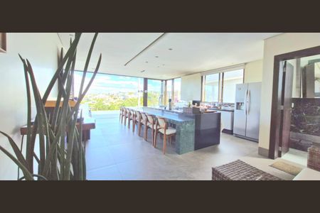 Casa de condomínio à venda com 363m², 5 quartos e 5 vagas Casa de condomínio à venda com 363m², 5 quartos e 5 vagasÁrea comum e churrasqueira