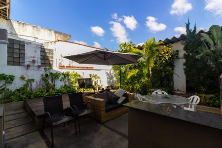 Casa à venda com 360m², 5 quartos e 3 vagas Casa à venda com 360m², 5 quartos e 3 vagasQuintal