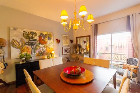 Casa à venda com 360m², 5 quartos e 3 vagas Casa à venda com 360m², 5 quartos e 3 vagasSala de Jantar