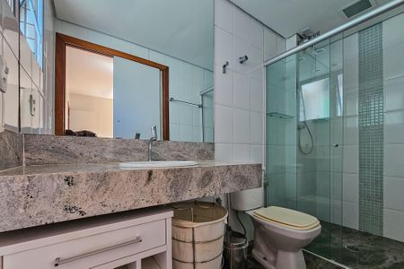 Apartamento à venda com 120m², 3 quartos e 2 vagas Apartamento à venda com 120m², 3 quartos e 2 vagasBanheiro da Suíte