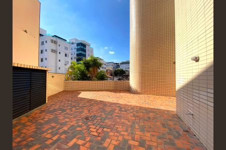 Apartamento à venda com 130m², 4 quartos e 2 vagas Apartamento à venda com 130m², 4 quartos e 2 vagasÁrea comum - Pátio