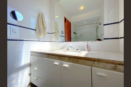 Apartamento à venda com 130m², 4 quartos e 2 vagas Apartamento à venda com 130m², 4 quartos e 2 vagasBanheiro da Suíte