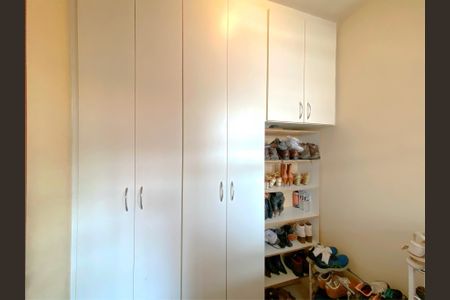 Apartamento à venda com 130m², 4 quartos e 2 vagas Apartamento à venda com 130m², 4 quartos e 2 vagasQuarto de Serviço