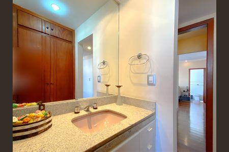 Apartamento à venda com 130m², 4 quartos e 2 vagas Apartamento à venda com 130m², 4 quartos e 2 vagasBanheiro