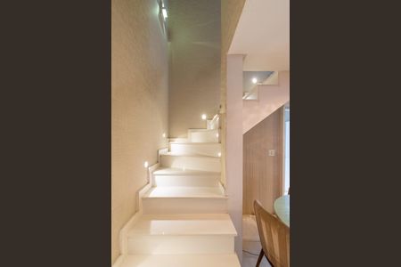 Casa de condomínio à venda com 155m², 3 quartos e 3 vagasEscada