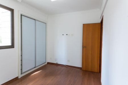 Apartamento à venda com 120m², 4 quartos e 2 vagas Apartamento à venda com 120m², 4 quartos e 2 vagasSemi Suíte 1