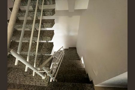 Casa à venda com 223m², 3 quartos e 3 vagas Casa à venda com 223m², 3 quartos e 3 vagasEscada