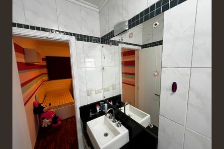 Casa à venda com 223m², 3 quartos e 3 vagas Casa à venda com 223m², 3 quartos e 3 vagasBanheiro da Suíte 2