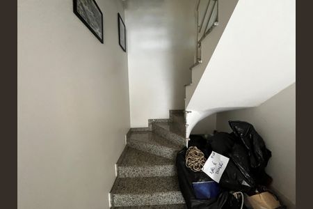 Casa à venda com 223m², 3 quartos e 3 vagas Casa à venda com 223m², 3 quartos e 3 vagasEscada