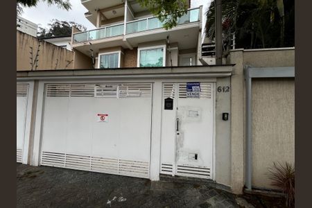 Casa à venda com 223m², 3 quartos e 3 vagas Casa à venda com 223m², 3 quartos e 3 vagasFachada