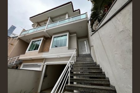 Casa à venda com 223m², 3 quartos e 3 vagas Casa à venda com 223m², 3 quartos e 3 vagasEntrada