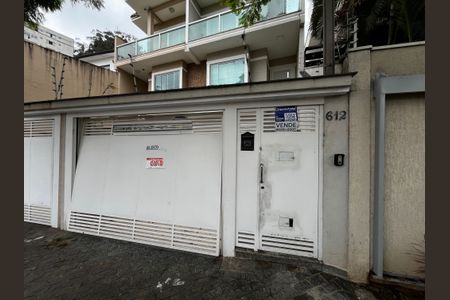 Casa à venda com 223m², 3 quartos e 3 vagas Casa à venda com 223m², 3 quartos e 3 vagasFachada