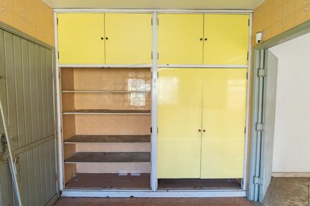 Casa à venda com 300m², 3 quartos e 2 vagas Casa à venda com 300m², 3 quartos e 2 vagasCozinha - Armário