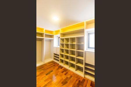 Casa à venda com 557m², 4 quartos e 8 vagas Casa à venda com 557m², 4 quartos e 8 vagasCloset da suíte 1