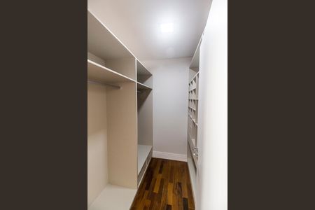 Casa à venda com 557m², 4 quartos e 8 vagas Casa à venda com 557m², 4 quartos e 8 vagasCloset da suíte 3