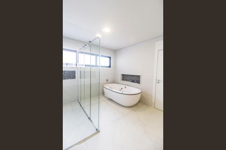 Casa à venda com 557m², 4 quartos e 8 vagas Casa à venda com 557m², 4 quartos e 8 vagasBanheiro da Suíte 1