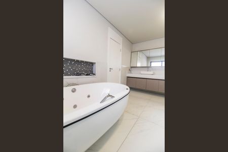 Casa à venda com 557m², 4 quartos e 8 vagas Casa à venda com 557m², 4 quartos e 8 vagasBanheiro da Suíte 1
