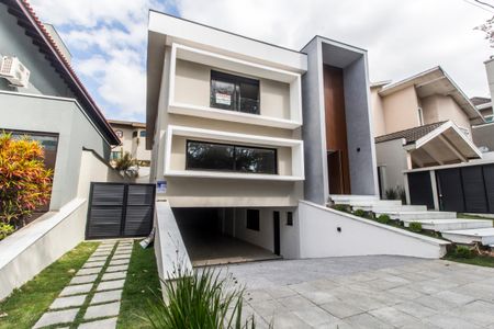 Casa à venda com 557m², 4 quartos e 8 vagas Casa à venda com 557m², 4 quartos e 8 vagasFachada