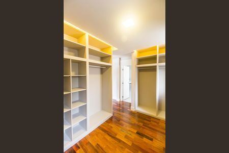 Casa à venda com 557m², 4 quartos e 8 vagas Casa à venda com 557m², 4 quartos e 8 vagasCloset da suíte 1