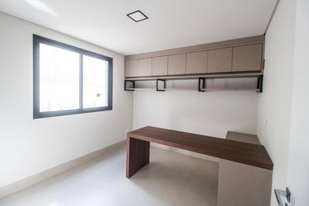 Casa à venda com 557m², 4 quartos e 8 vagas Casa à venda com 557m², 4 quartos e 8 vagasEscritório